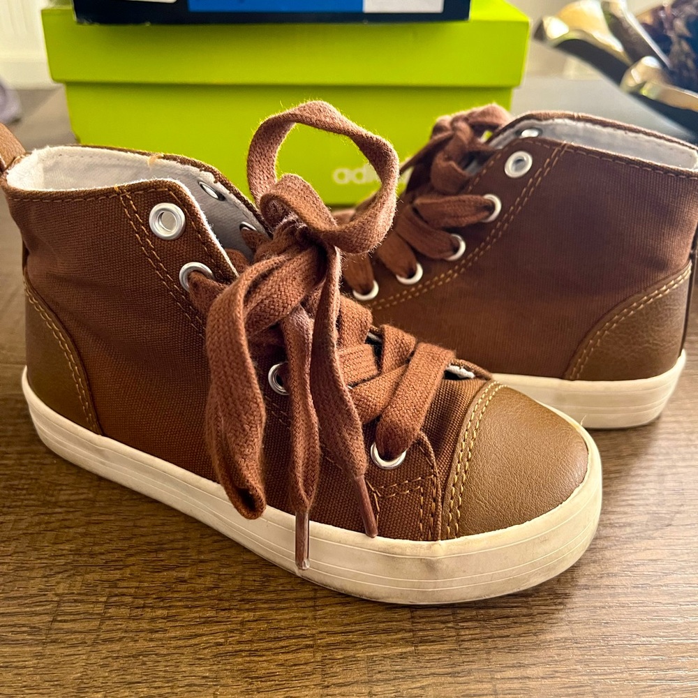 Little boys size 9 shoes/high tops